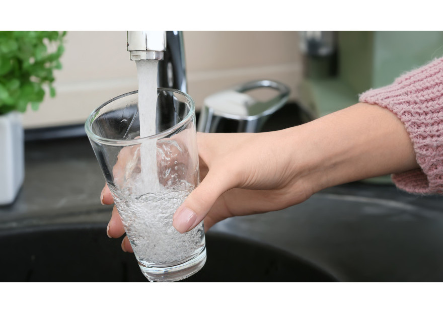 TRATAMIENTO DE AGUA DOMÉSTICO: CUÁNDO NECESITAS FILTRO, DESCALCIFICADOR O SISTEMA DE ÓSMOSIS